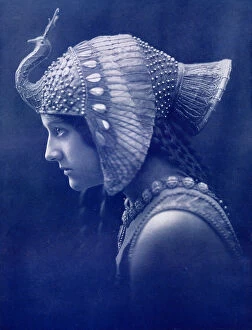 Dust Gallery: The Head Decorative - A Fashion of Old Egypt