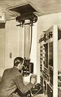 Periscope Collection: Heating engineer viewing House of Commons chamber