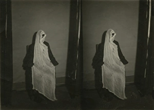 Sance Gallery: Helen Duncan during a sance showing ectoplasm