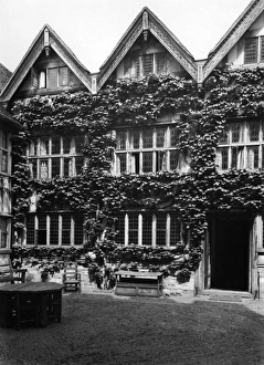 Images Dated 2nd April 2012: Hever Castle Courtyard