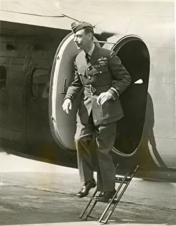 Images Dated 18th September 2018: HM King George VI (in RAF uniform) leaves a de Havilland