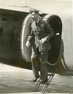 Inspection Prints: HM King George VI (in RAF uniform) leaves a de Havilland