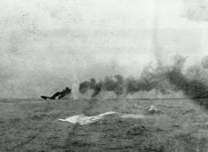 Images Dated 20th October 2011: HMS Indefatigable sinking, Battle of Jutland, WW1