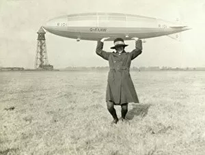 Air Ship Gallery: Holding up the R101