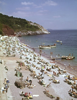 Images Dated 25th November 2016: Holidaymakers at Babbacombe Beach, Torquay, Devon
