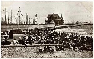 Anglia Gallery: Holidaymakers on the beach, Lowestoft, Suffolk