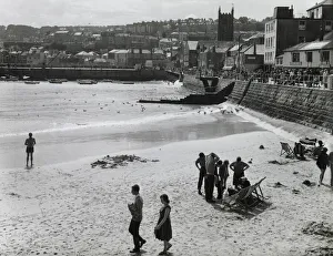 Deckchairs Prints: Holidaymakers on the harbour beach, St Ives, Cornwall