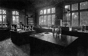 Images Dated 6th December 2016: Horse serum laboratory at Elstree, 1915