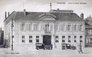 Chartres Prints: Hotel du Grand Monarque - Chartres, France