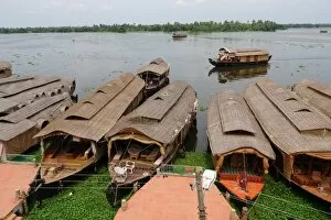 Images Dated 11th April 2008: House boats at Alleppey, Kerala, India