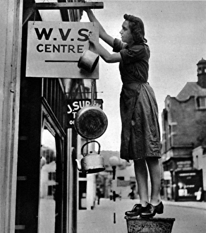 Images Dated 6th September 2016: Households Encouraged to Give Aluminium for the War Effort