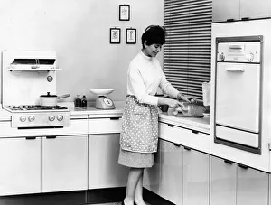 Images Dated 29th March 2018: HOUSEWIFE IN KITCHEN