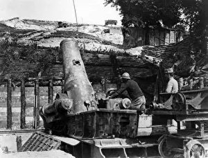 Howitzer about to fire, Ravin de Proyart, Somme, WW1