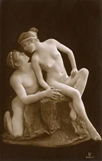Pretending Gallery: Human models pretending to be a marble statue