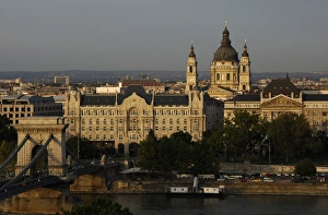 Cityscape Collection: HUNGARY. BUDAPEST. Chain Bridge, Gresham Hotel and St. Step