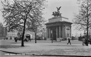 Bustling Prints: Hyde Park Corner, London