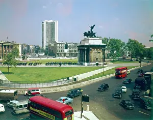 Elmar Prints: Hyde Park Corner with Wellington Arch and the Hilton Hotel, London. Date: circa 1960s