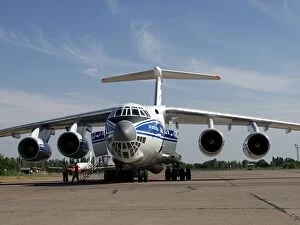 Images Dated 10th August 2005: Ilyushin IL-76D 90VD rushes aid to Philippine surge flo