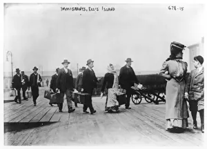Immigration Prints: Immigrants arrive in Ellis Island, America