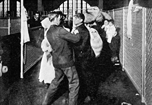 Images Dated 16th December 2004: Immigrants at Ellis Island, New York, 1911
