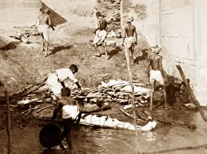 Bodies Prints: India - Benares preparing bodies for cremation early 1900s