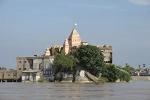 Images Dated 13th September 2011: India, Bihar, Sultanganj