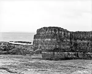 Dyke Prints: Indurated lias, Shale in Basalt, in rock structure in Portru