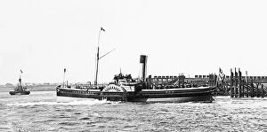 Steamers Collection: The Isaac Wilson paddle steamer on the River Tees