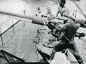 Images Dated 4th October 2011: Italian naval guns in action, WW1