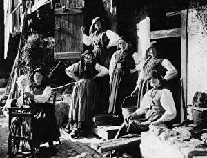 Images Dated 31st August 2011: Italian Peasant Spinners