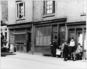 Italians Collection: Italians in Saffron Hill
