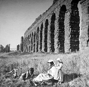 Aqueduct Collection: Italy Roman aqueduct near Rome pre-1900