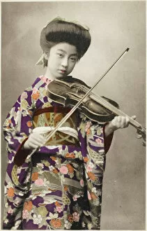 Kimono Gallery: Japanese girl playing violin