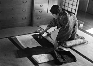 Images Dated 19th April 2018: JAPANESE HOUSEWIFE IRONS