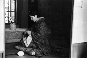 Images Dated 19th April 2018: JAPANESE WOMAN KNITTING