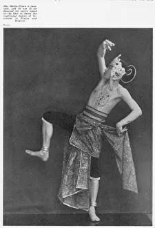 The Javanese dancer Mas Madje-Djawa performing