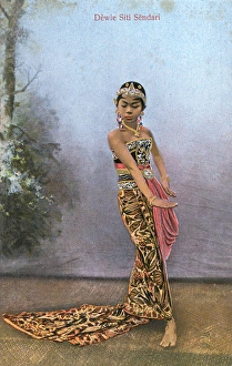 Images Dated 11th August 2015: Javanese Dancer performing Srikandi Larasati dance
