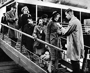 Harwich Prints: Jewish Refugee Children Arriving in Harwich, 1938
