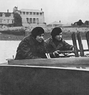 Beret Collection: Joe Carstairs in her motor boat, 1925