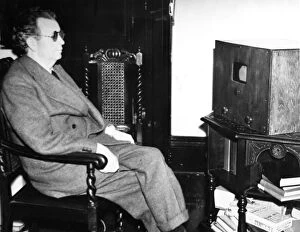 Images Dated 15th December 2004: John Logie Baird watching Stereoscopic Television, 1942
