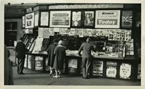 Wentworth Postcard Collection Gallery: John Menzies Newsagents Shop - Stand, Railway Station, Glasgow, Lanarkshire, England