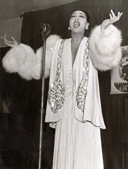 Sleeves Collection: Josephine Baker singing to British Factory Workers