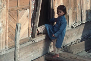 Images Dated 27th August 2019: Kashmir, Srinagar, Dal Lake. A little girl with bare feet