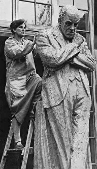Edwin Collection: Kathleen Scott sculpting statue of Edwin Montagu