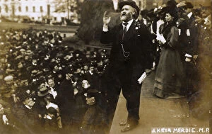 Leader Collection: Keir Hardie addressing suffragettes at Trafalgar Square