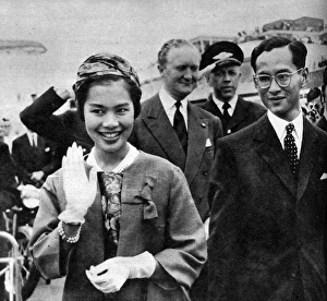 Adulyadej Gallery: King Bhumibol Adulyadej and Queen Sirikit departing