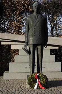 Holstein Gallery: King Frederick IX of Denmark. Statue by Knud Nellemose, 1981