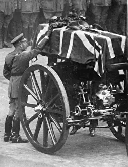 Placing Prints: King George V by the coffin of the Unknown Soldier