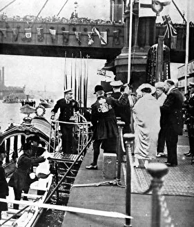 Images Dated 30th May 2004: King George V and Queen Mary at Cadogan Pier, London, August