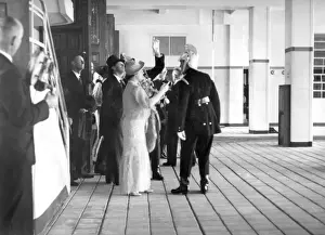 King George VI and Queen Elizabeth at Lambeth HQ